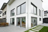 Kunststoff-Aluminium-Fenster mit Hebe-Schiebe-Tür im Neubau