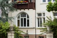 Rundbogen-Fenster in denkmalgeschützter Villa
