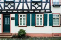 Denkmalgerechte Holzfenster mit Fensterläden