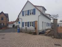 holzfenster-in-weiß-mit-klapplaeden-in-blau