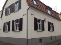 fenster-in-weiß-mit-dunklen-klapplaeden 