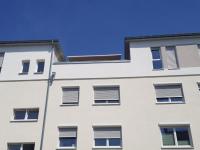 fenster-weiß-mit-rollaeden-bei-mehrfamilienhaus