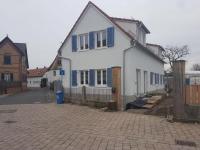 holzfenster-mit-klapplaeden-in-blau-in-ruesselsheim 