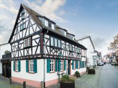 Fachwerkhaus mit denkmalgerechten Holzfenstern