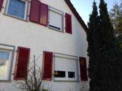 fenster-in-weiß-mit-roten-klapplaeden