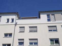 fenster-weiß-mit-rollaeden-bei-mehrfamilienhaus