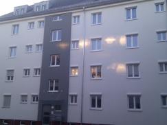fenster-weiß-bei-mehrfamilienhaus-mit-dunklen-balken