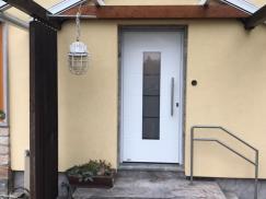aluminium-haustuer-weiß-mit-lichtausschnitt-in-mainz