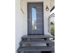 aluminium-haustuer-grau-mit-lichtausschnitt-in-riedstadt 