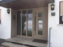 haustuer-braun-mit-vier-lichtausschnitten-und-breirtem-seitenteil-in-hattersheim 