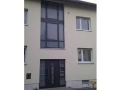 aluminium-haustuer-anthrazit-mit-schmalem-lichtausschnitt-und-zwei-seitenteilen--in-hochheim