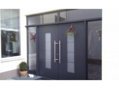 zwei-aluminium-haustueren-anthrazit-mit-lichausschnitten-in-hochheim