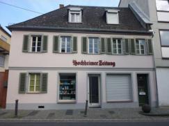 holzfenster-mit-klapplaeden-bei-hochheimer-zeitung-in-hochheim