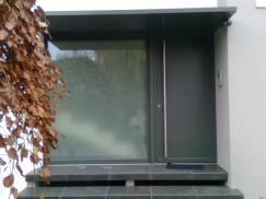 holztuer-anthrazit-mit-breitem-seitenteil-aus-milchglas