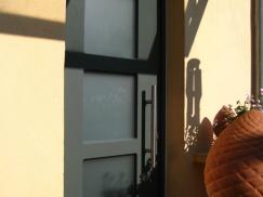 holztuer-anthrazit-mit-drei-milchglas-ausschnitten-in-mombach