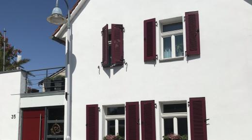 Holzfenster mit roten Klappläden und Alu-Haustür in Flörsheim