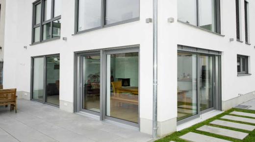 fenster-groß-und-grau-bei-modernem-einfamilienhaus