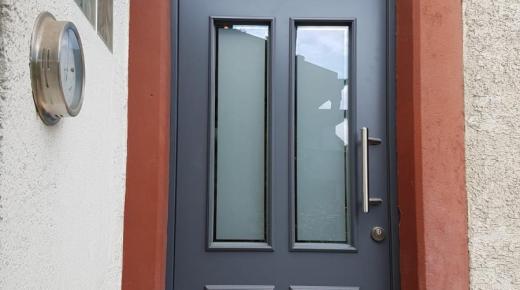 haustuer-aus-holz-mit-zwei-lichtausschnitten-in-anthrazit