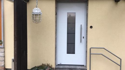 aluminium-haustuer-weiß-mit-lichtausschnitt-in-mainz