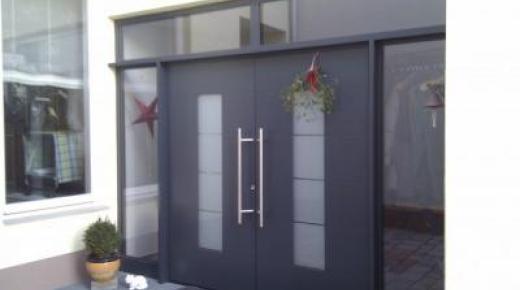 zwei-aluminium-haustueren-anthrazit-mit-lichausschnitten-in-hochheim 
