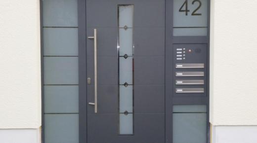 aluminium-haustuer-anthrazit-mit-schmalem-lichtausschnitt-und-zwei-seitenteilen--in-hochheim
