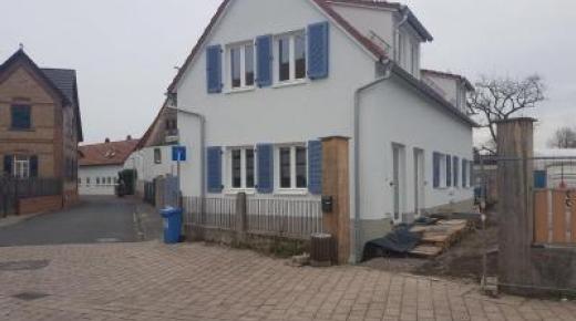 holzfenster-mit-klapplaeden-in-blau-in-ruesselsheim 