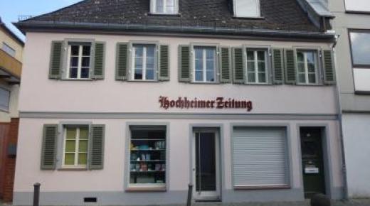 holzfenster-mit-klapplaeden-bei-hochheimer-zeitung-in-hochheim