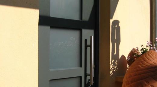holztuer-anthrazit-mit-drei-milchglas-ausschnitten-in-mombach