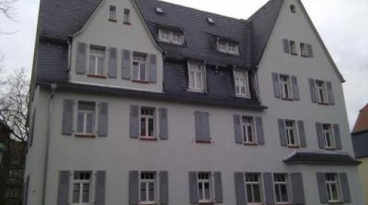 kunststofffenster-mit-klapplaeden-grau-in-frankfurt