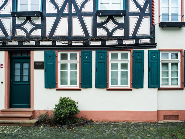 Denkmalgerechte Holzfenster mit Fensterläden