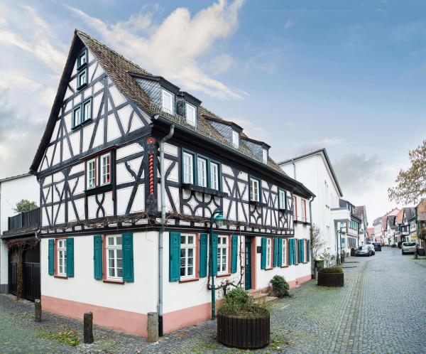 Fachwerkhaus mit denkmalgerechten Holzfenstern