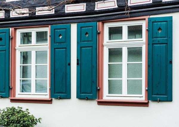 Weisse Sprossenfenster für Baudenkmal