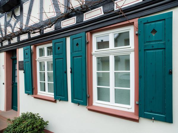 Fachwerkhaus mit denkmalgerechten Holzfenstern