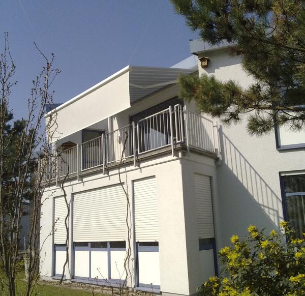 Gelenkarmmarkise mit weissem Stoff für Balkon