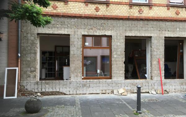 einbau-fenster-in-braun 