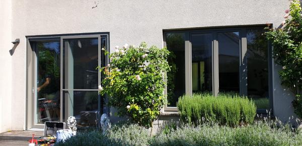 fenster-und-terassentuer-mit-grauem-rahmen