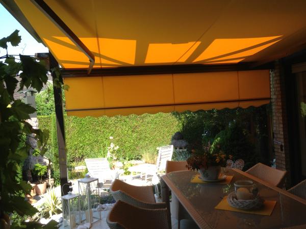 Terrassen-Markise mit gelbem Stoff