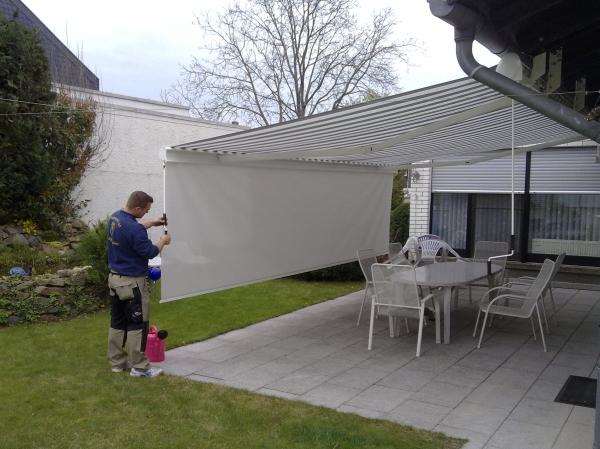 Weiße Gelenkarmmarkise für Terrasse