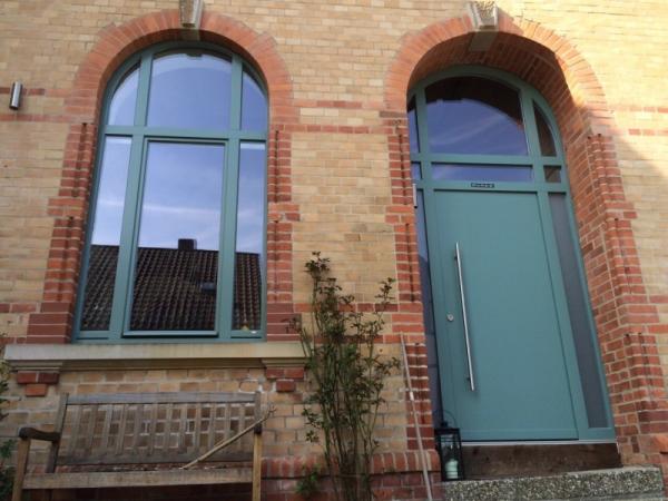 haustuer-und-fenster-mit-rundbogen-in-mint