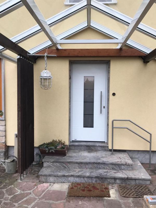 aluminium-haustuer-weiß-mit-lichtausschnitt-in-mainz 
