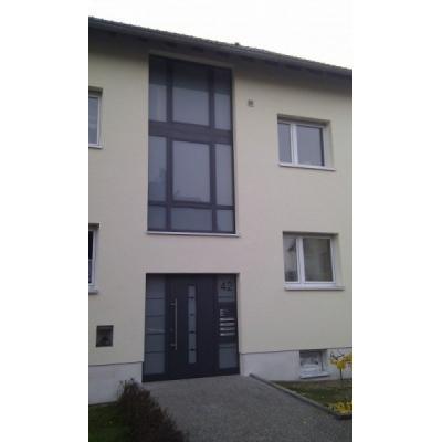 aluminium-haustuer-anthrazit-mit-schmalem-lichtausschnitt-und-zwei-seitenteilen--in-hochheim 