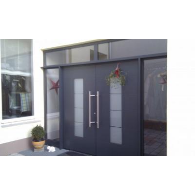 zwei-aluminium-haustueren-anthrazit-mit-lichausschnitten-in-hochheim 