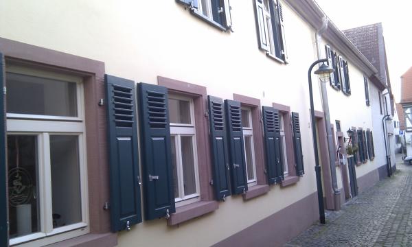 holzfenster-mit-klapplaeden-anthrazit-in-hochheim