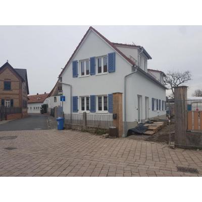 holzfenster-mit-klapplaeden-in-blau-in-ruesselsheim 