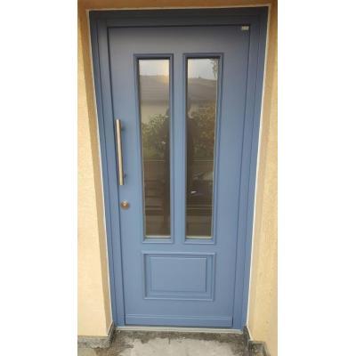 holz-haustuer-blau-mit-zwei-lichtausschnitten-in-nierstein