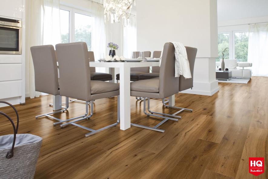 Dunkler Holzboden Parkett von HQ in Essbereich