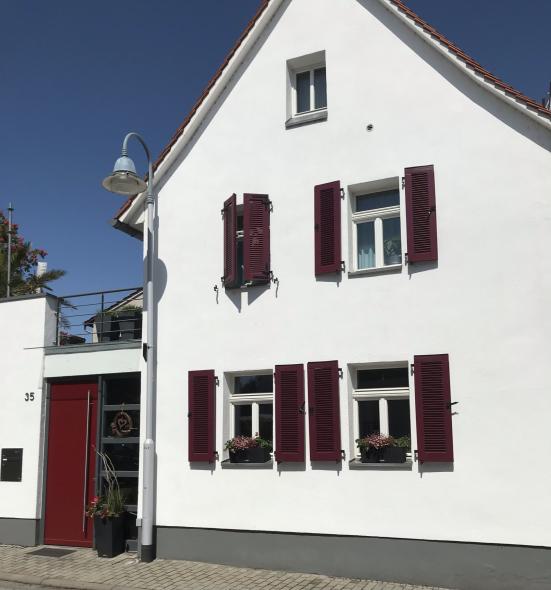 Holzfenster mit roten Klappläden und Alu-Haustür in Flörsheim