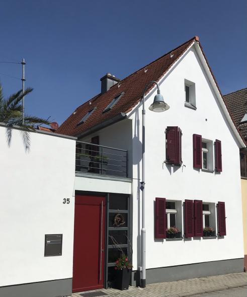 Haus mit neuen Fenstern und roten Fensterläden in Flörsheim