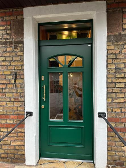 Holzhaustür mit Oberlicht, grün. Mainz