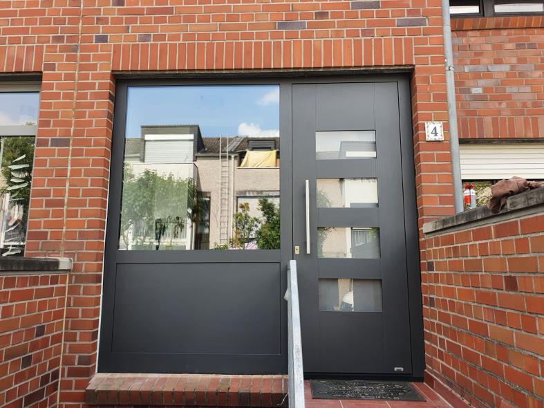 Aluminium Haustür mit Seitenteil in grau, Mainz